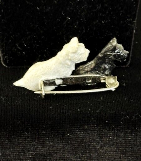 Vintage GREAT BRITAIN Plastic Black White SCOTTY TERRIER DOGS Pin Badge C Clasp