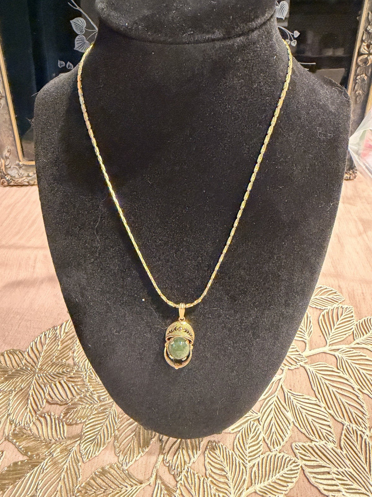 Vintage Green Stone Gold Tone Necklace 8 1/2 Inches