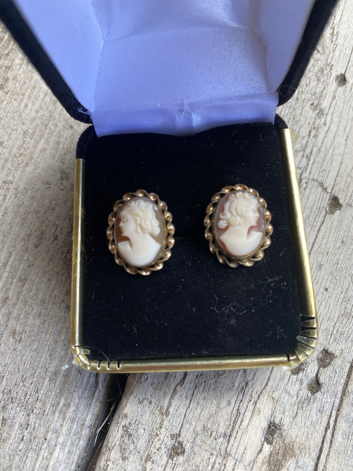 Vintage Pierced Cameo Post Earrings ￼