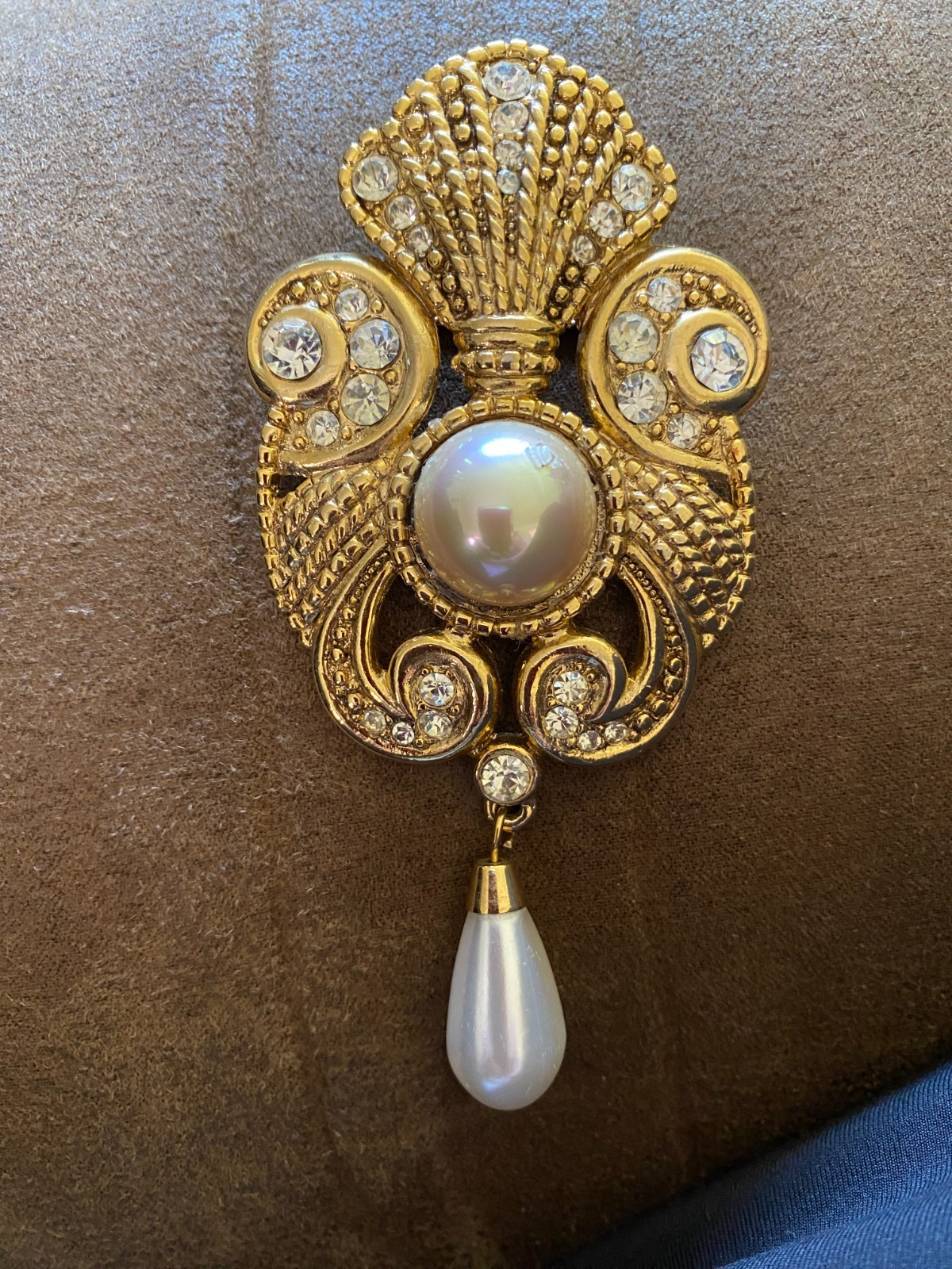 Jeff Lieb Gold Tone Faux Pearl & Clear Rhinestone Brooch Signed 4×2″