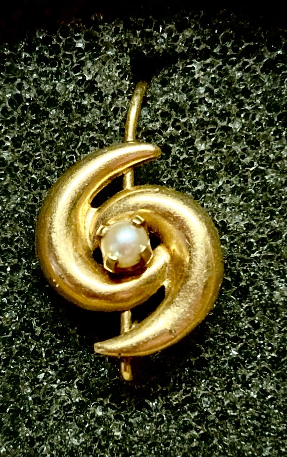 Mid century single antique 14K gold abstract swirl and natural pearl earring