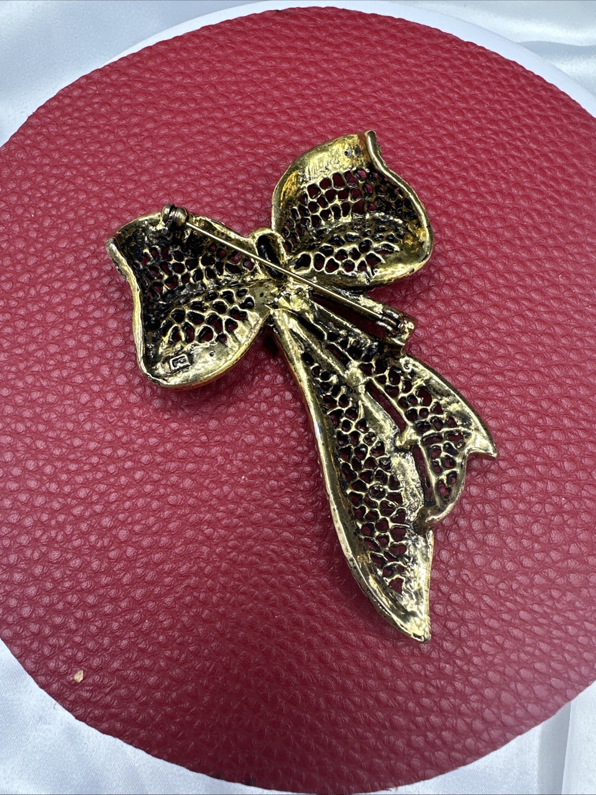 Antique Gold Filigree Bow Ribbon Brooch. See pics.