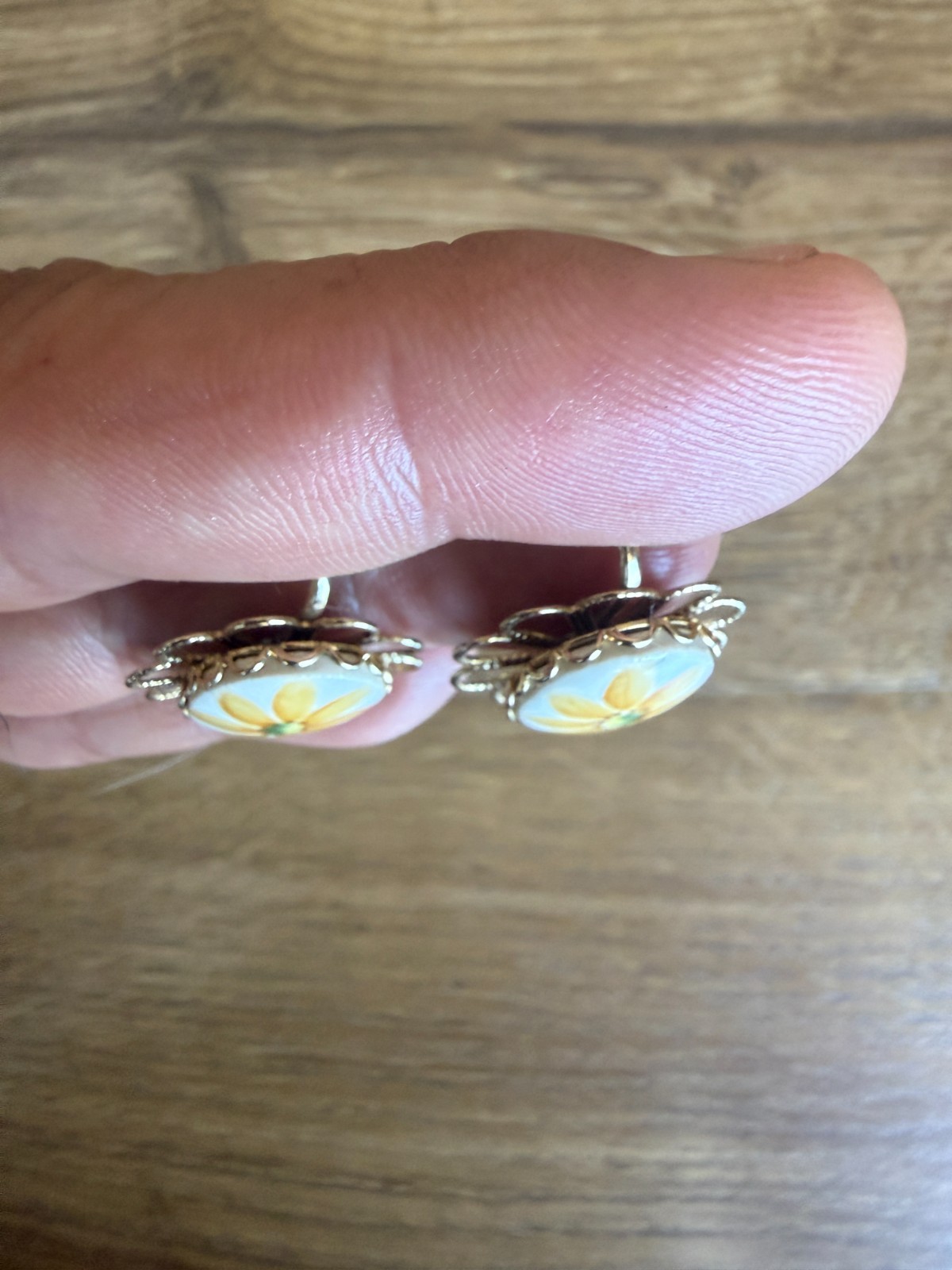 Vintage Clip On Earrings Porcelain Daisy Flower Gold Tone Very Good Condition