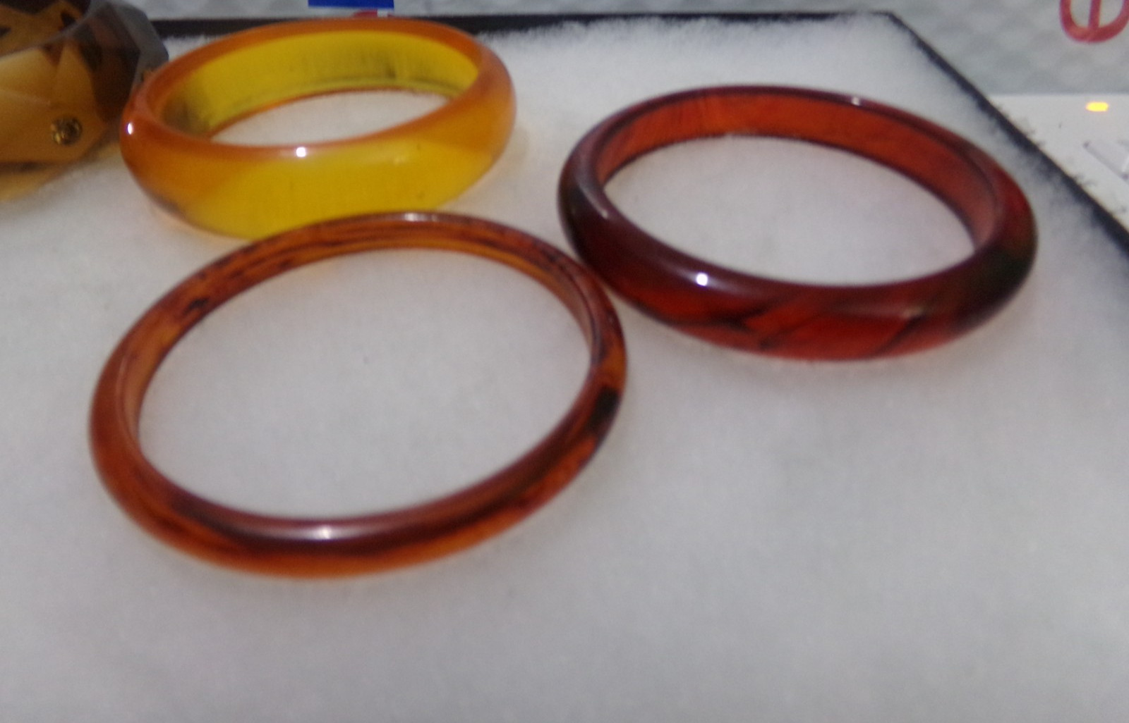 VINTAGE BROWN & ORANGE LUCITE BANGLE BRACELET LOT OF 4