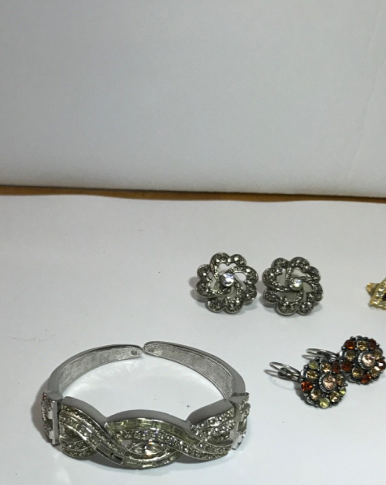 Pretty Vintage Rhinestone Bling Assorted Jewelry Lot 22 Pieces