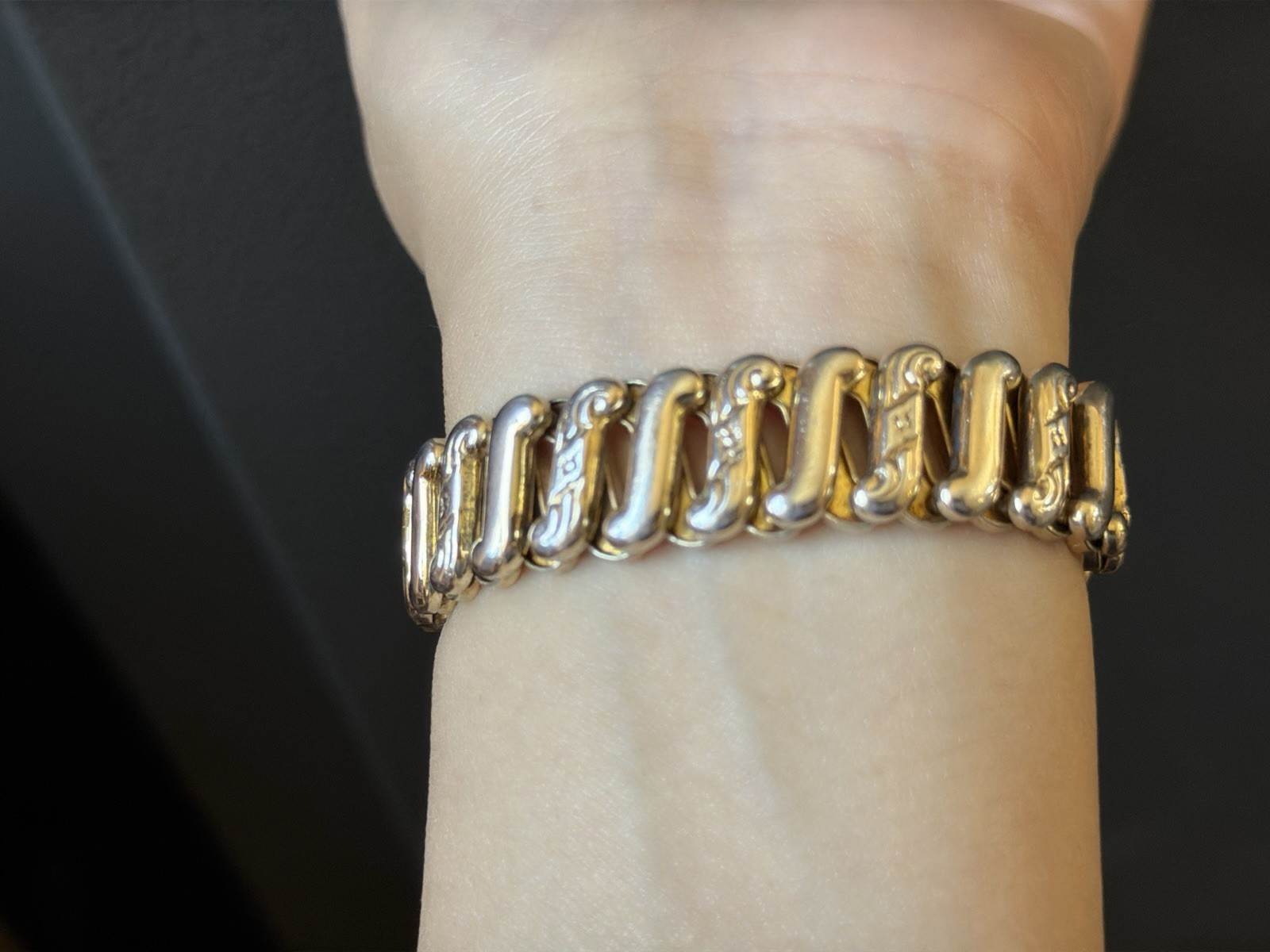 WWII US Military Gold Tone Sweetheart Stretch Bracelet