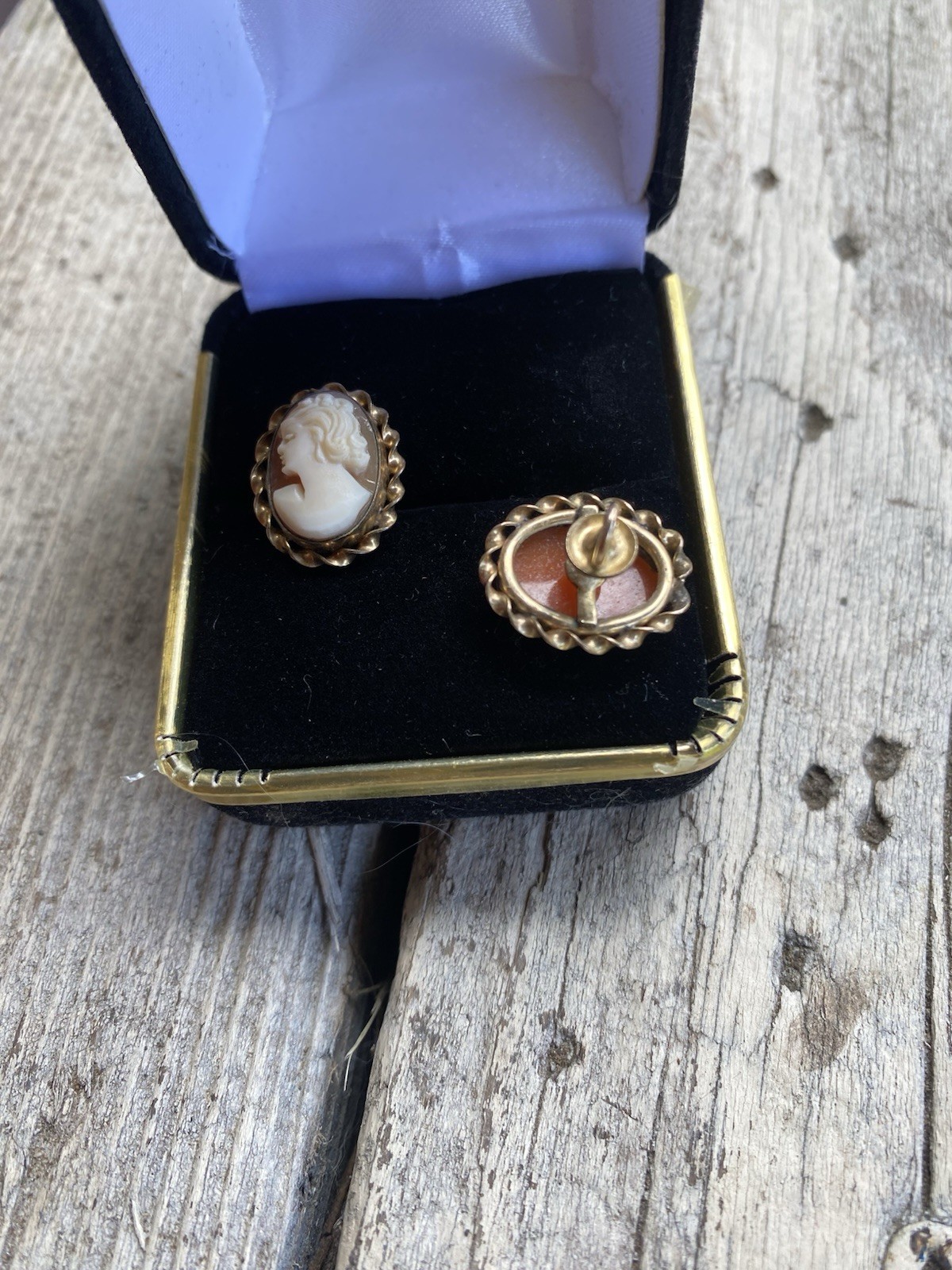 Vintage Pierced Cameo Post Earrings ￼