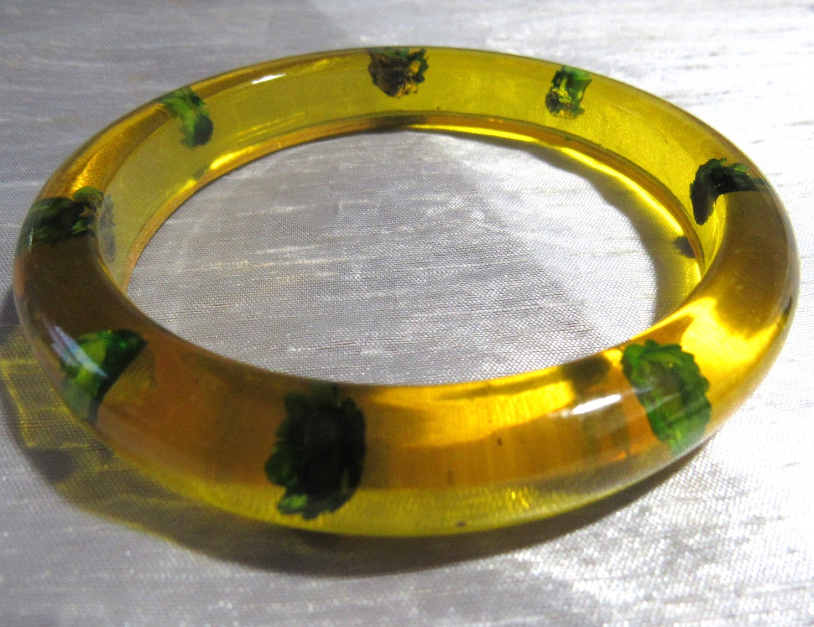 Vintage Applejuice Tone Celluloid & Spinach Bangle Bracelet 8″
