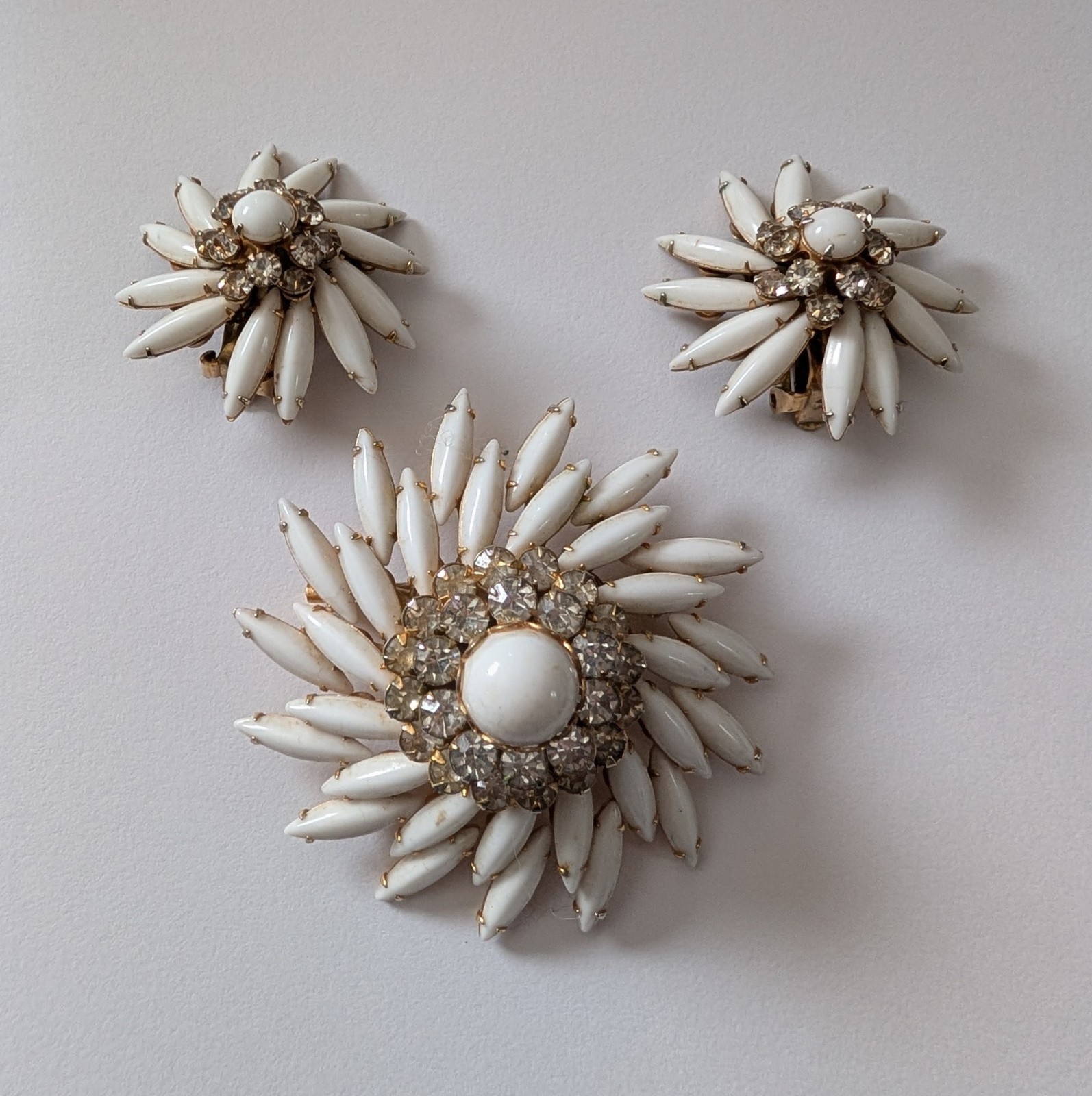 Vintage MCM Judy Lee Large Brooch And Earrings Set Milk Glass Excellent