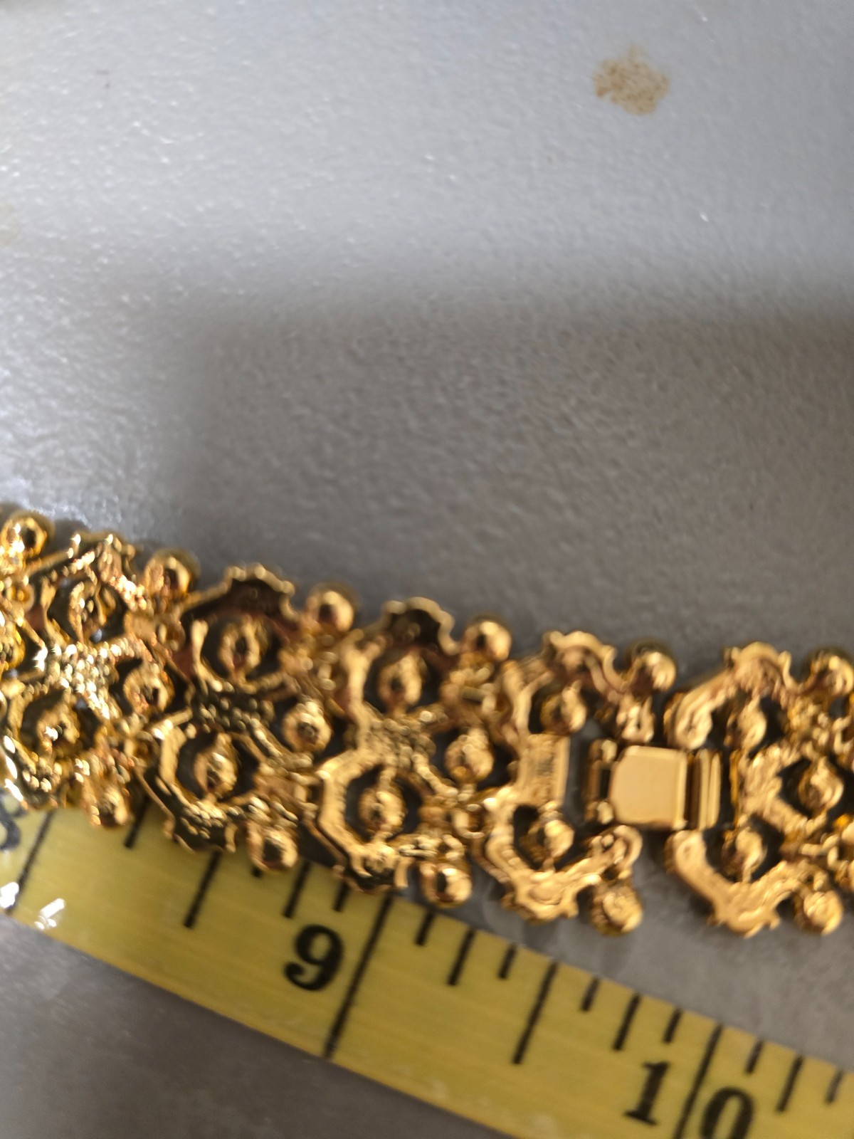 JACKIE KENNEDY GOLD TONE AND RED STONE BRACELET