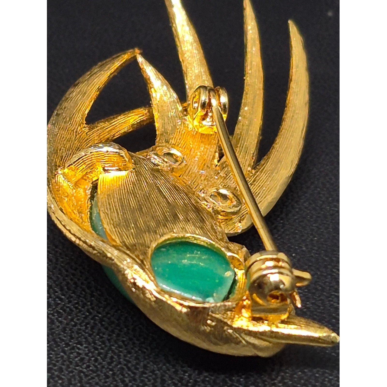 Vintage Bird Brooch Woman Gold Tone Green Cabochon Red Eye Textured Feather Pin