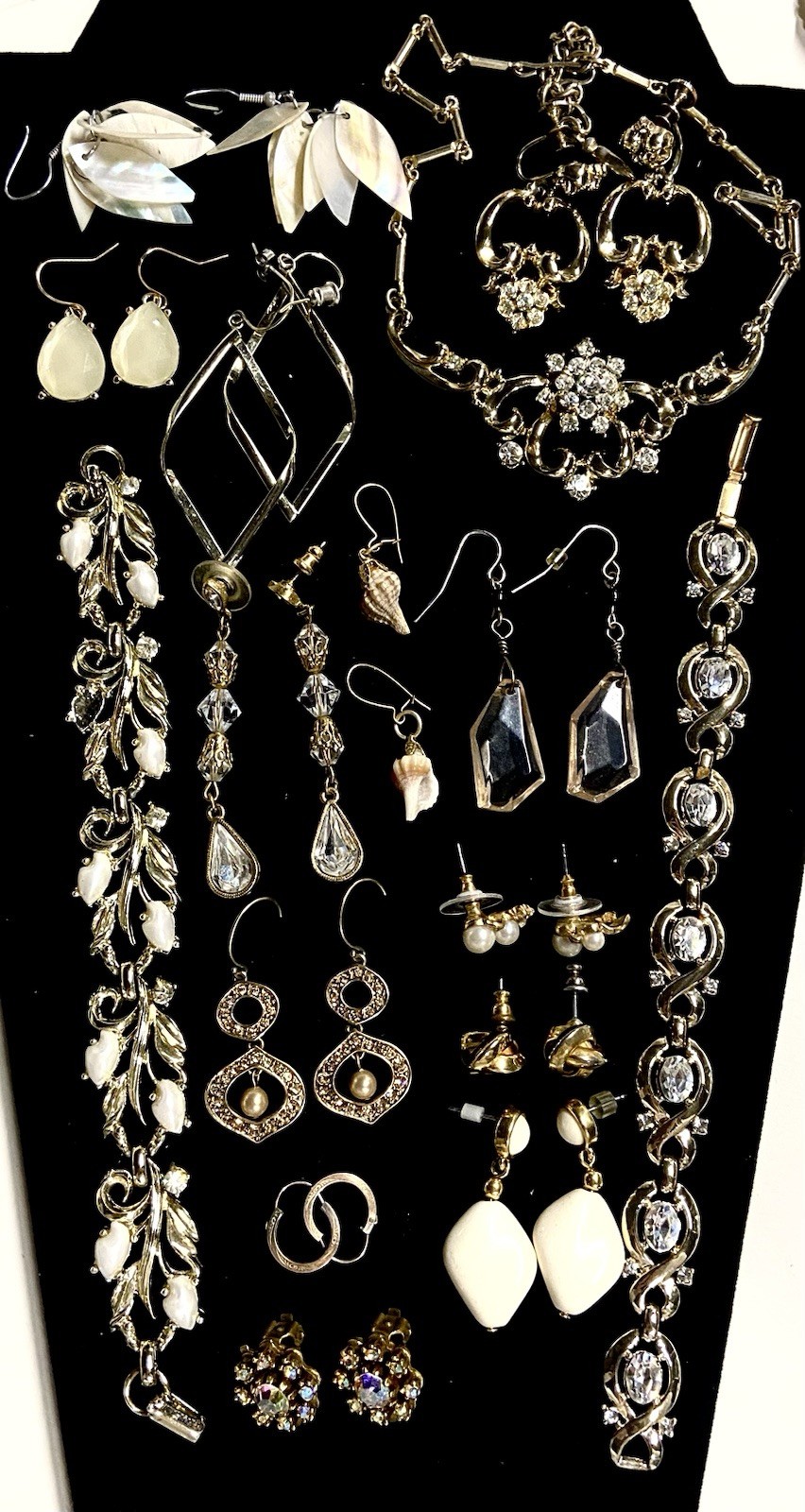 Lot Of 17 Pieces, 14 Earrings, 2 Bracelets. 1 Necklace