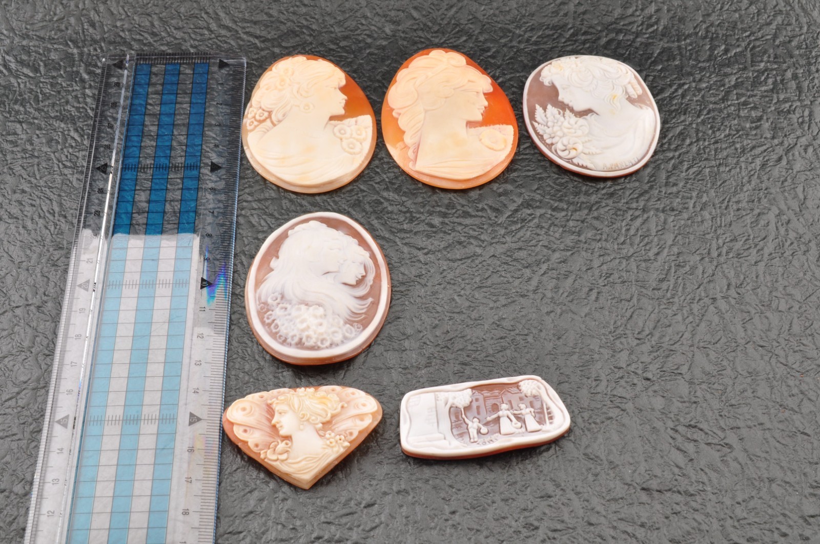 6 items , vintage shell cameo White and brown color (Total 291.0ct) with case.