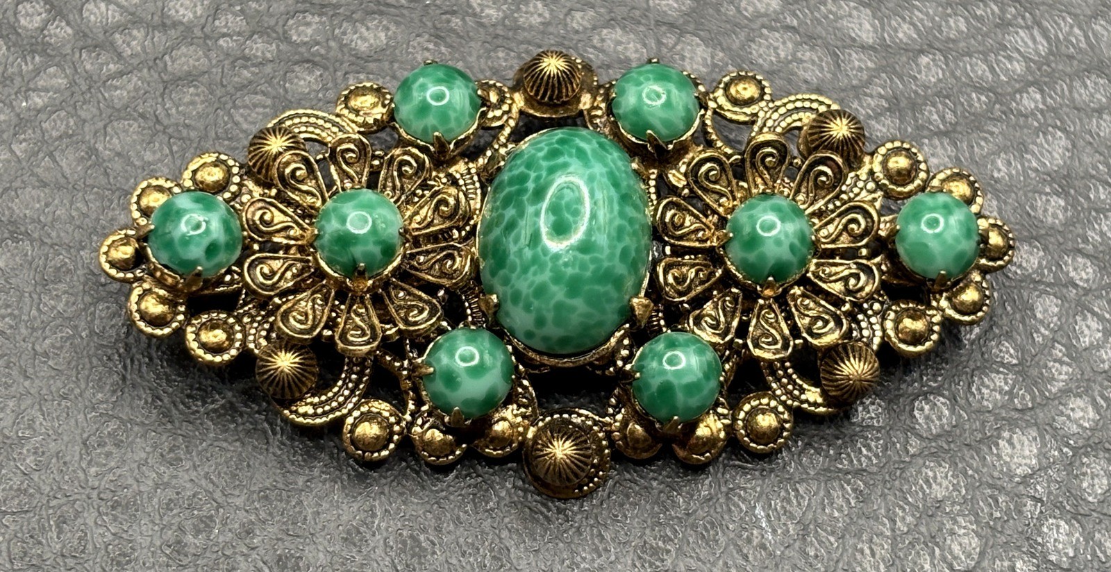 Vintage Speckled Peking Style Filigree Brooch Green Gold Tone Pin