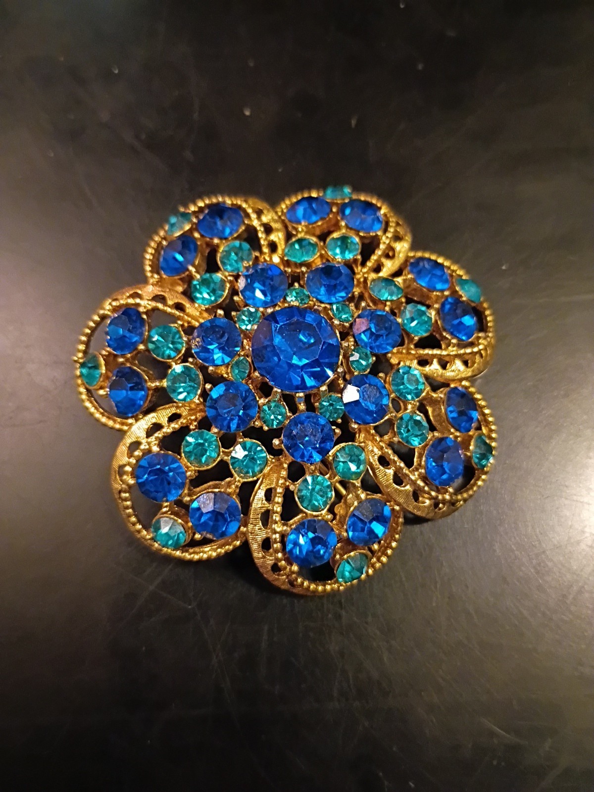 vintage weiss Signed blue rhinestone And Goldtone brooch