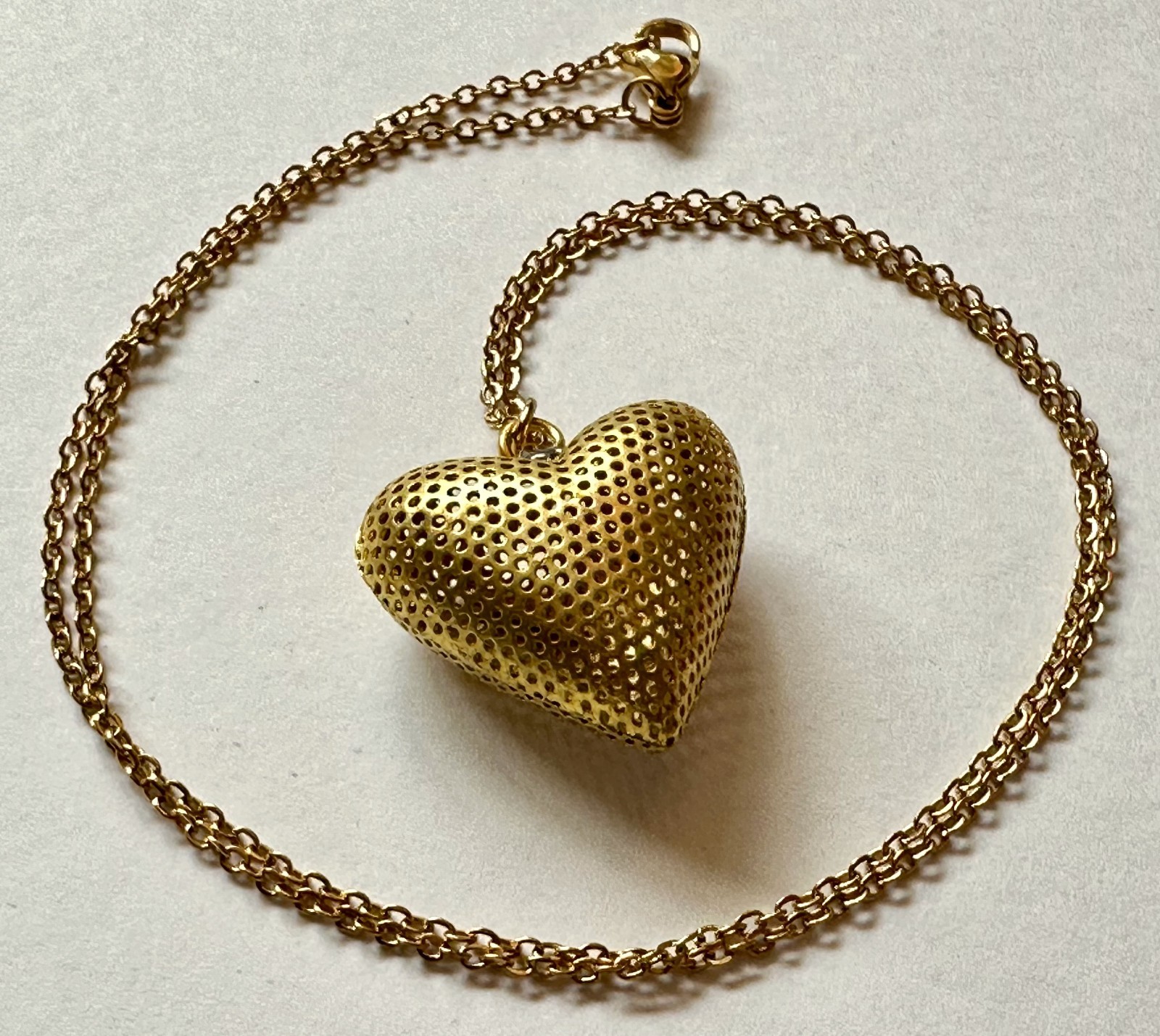 VINTAGE STYLE HEART BRASS PUFF OPENWORK PENDANT 1″ NECKLACE 24″ GOLD PLATED