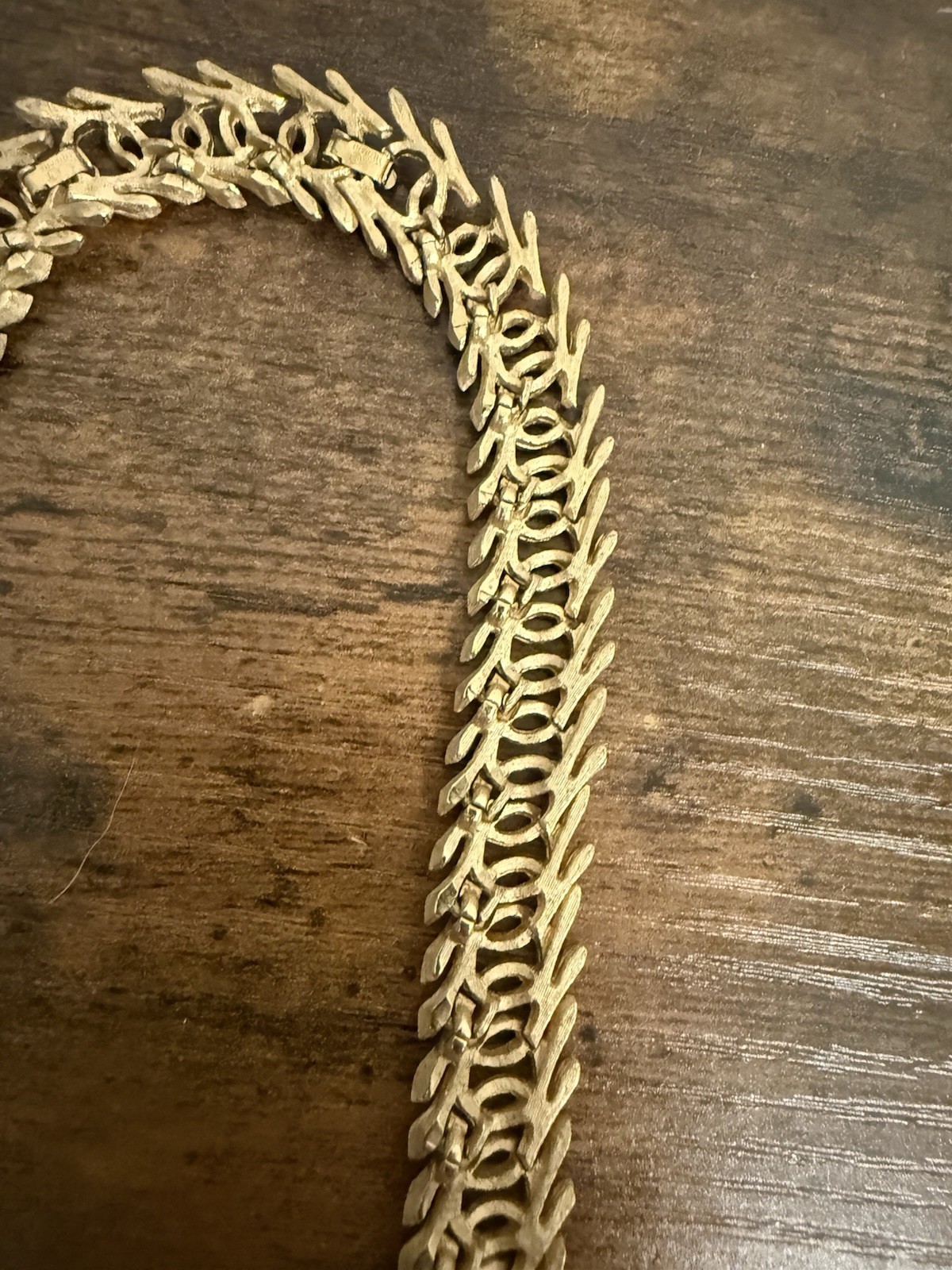 CROWN TRIFARI Link necklace Signed textured vine GOLD Tone Metal Vtg Jewelry