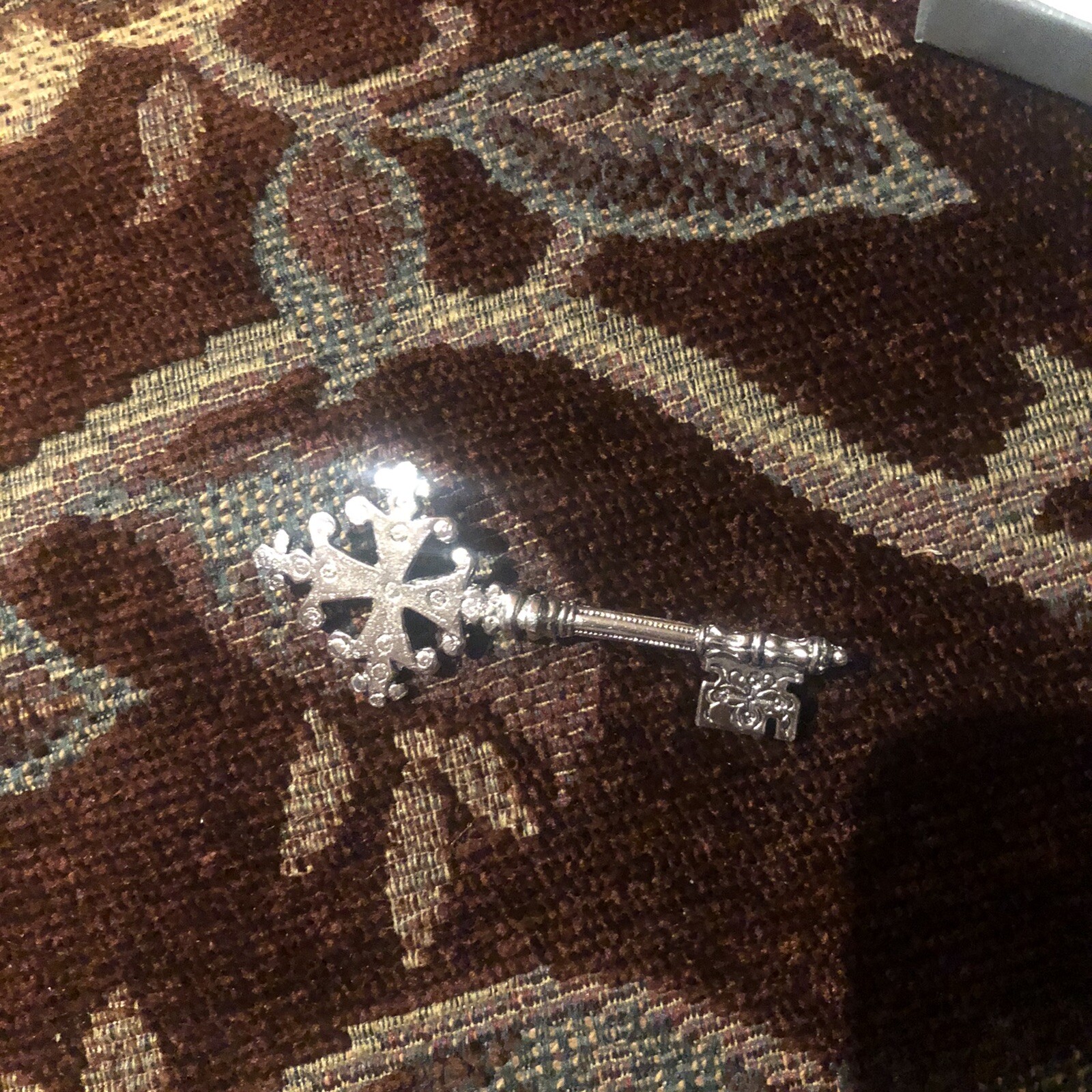 VINTAGE PIN BROOCH KEY Silver TONE None Magnetic