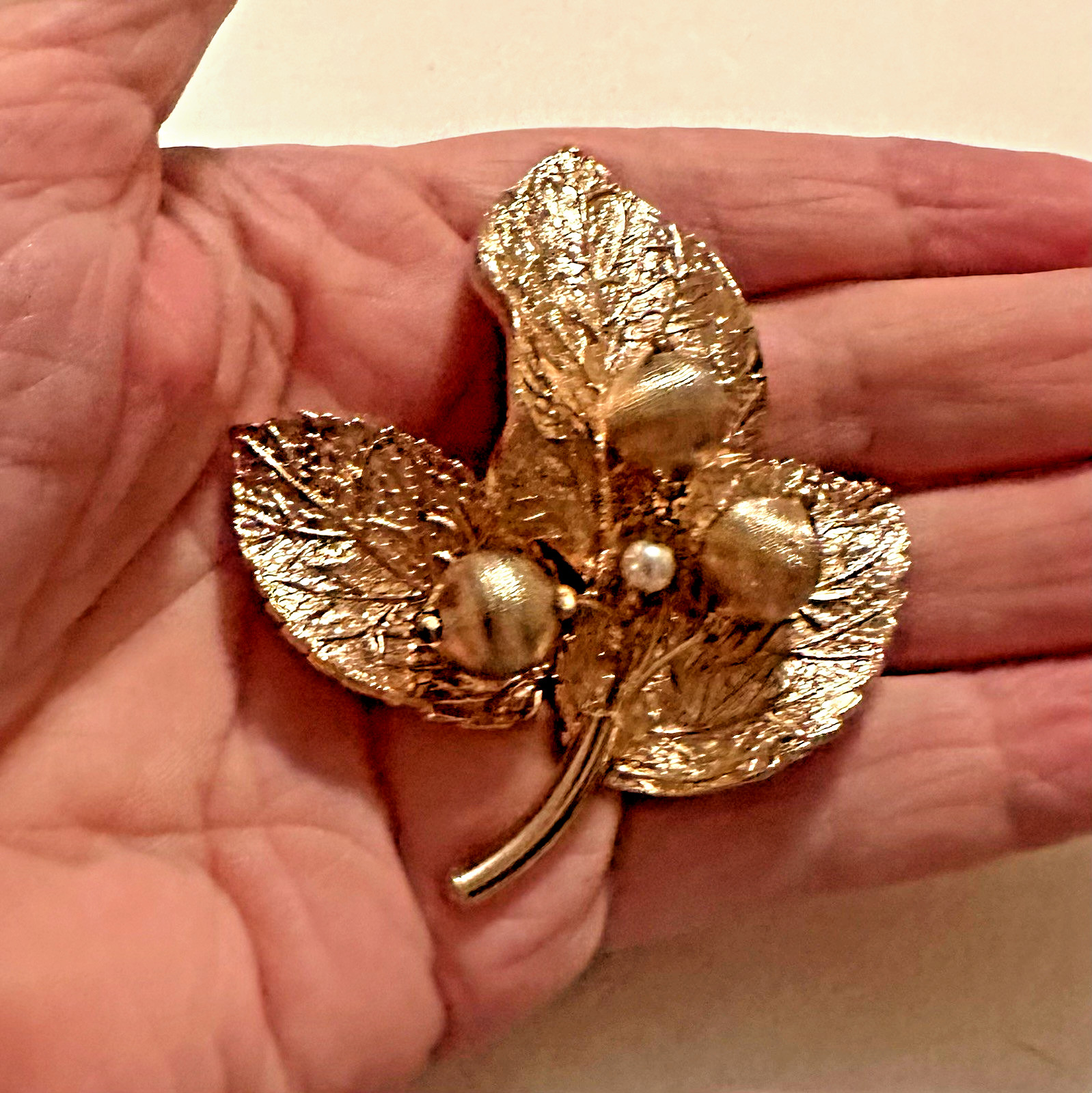 Vintage Signed Capri Gold Tone Acorn Leaf Brooch Pin Textured Leaves 2 5/8″