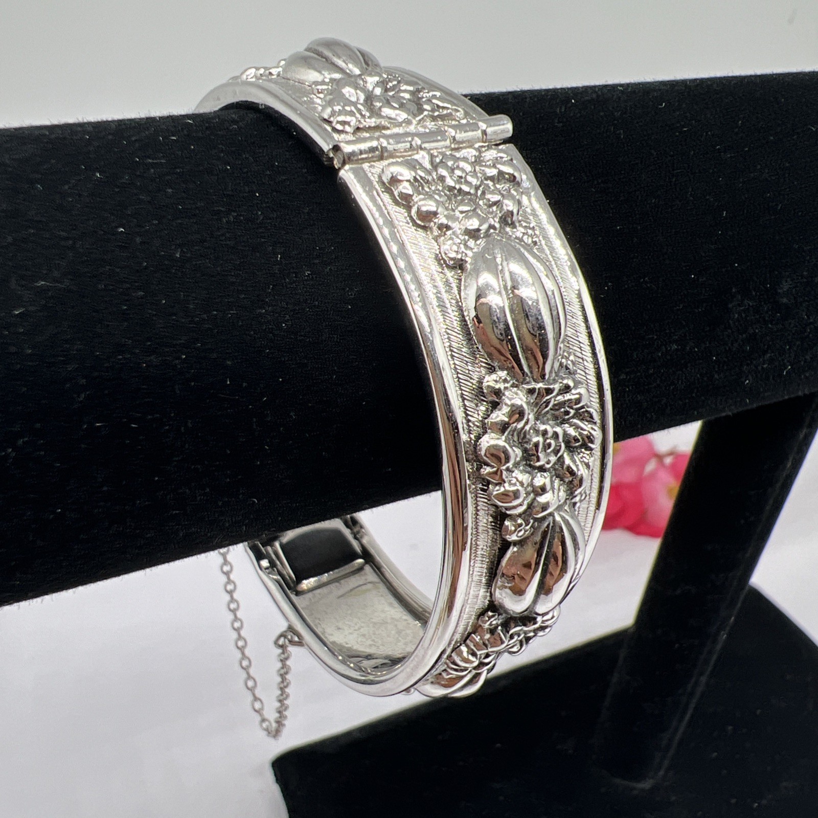 VINTAGE BEAUTIFUL SILVER TONE METAL FLOWER CUFF 7.5” BRACELET WITH SAFETY CHAIN