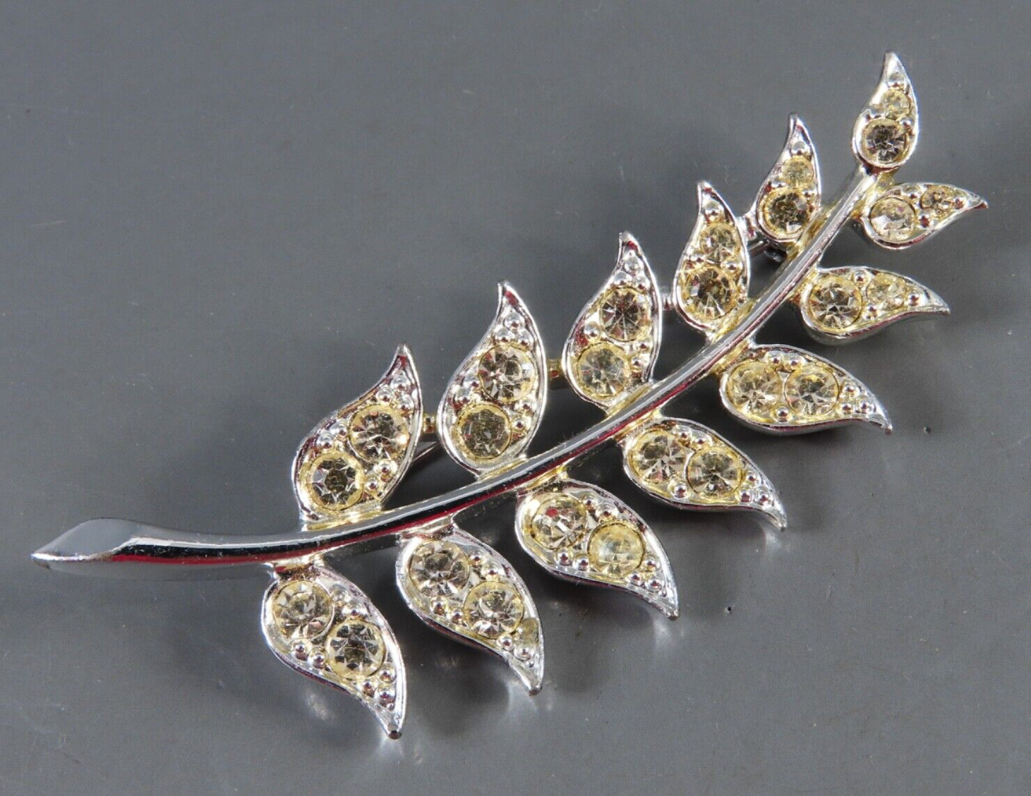 VTG SARAH COVENTRY SILVER BROOCH PIN Clear Rhinestones LEAF FERN LEAVES FROND