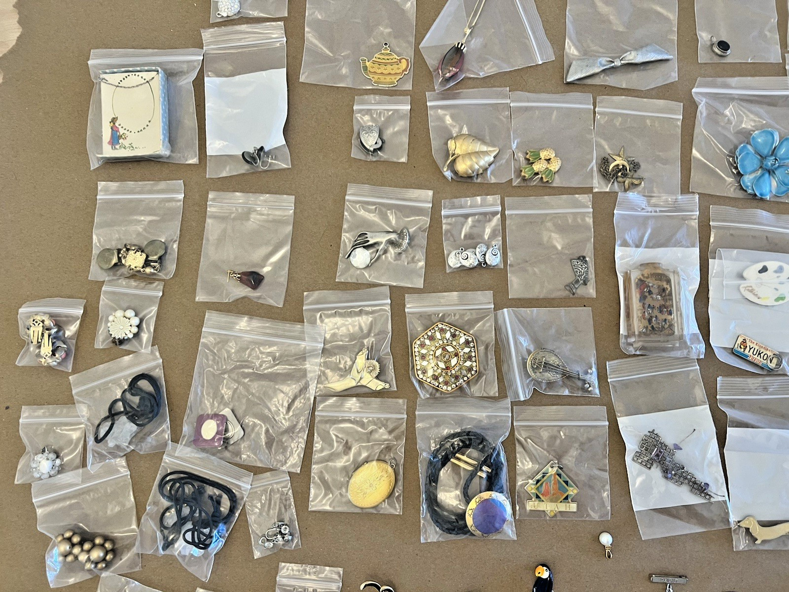 30lb LOT Vintage Jewelry Necklace Brooch Pendant Earrings Bracelet Costume Watch