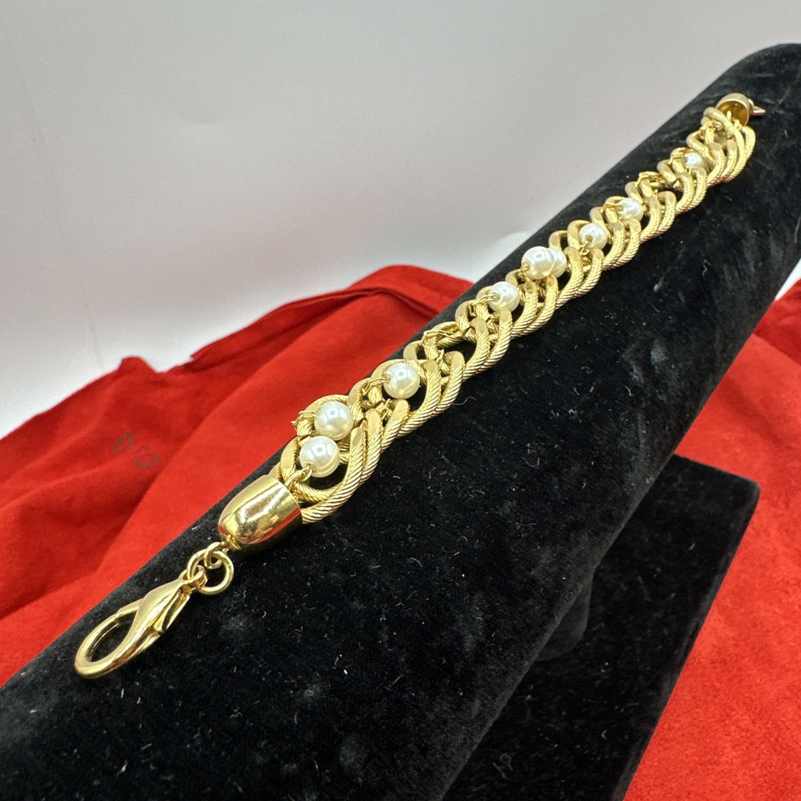 Vintage Gold Toned Links w/ cute little pearls bracelet.6” long. See pics.