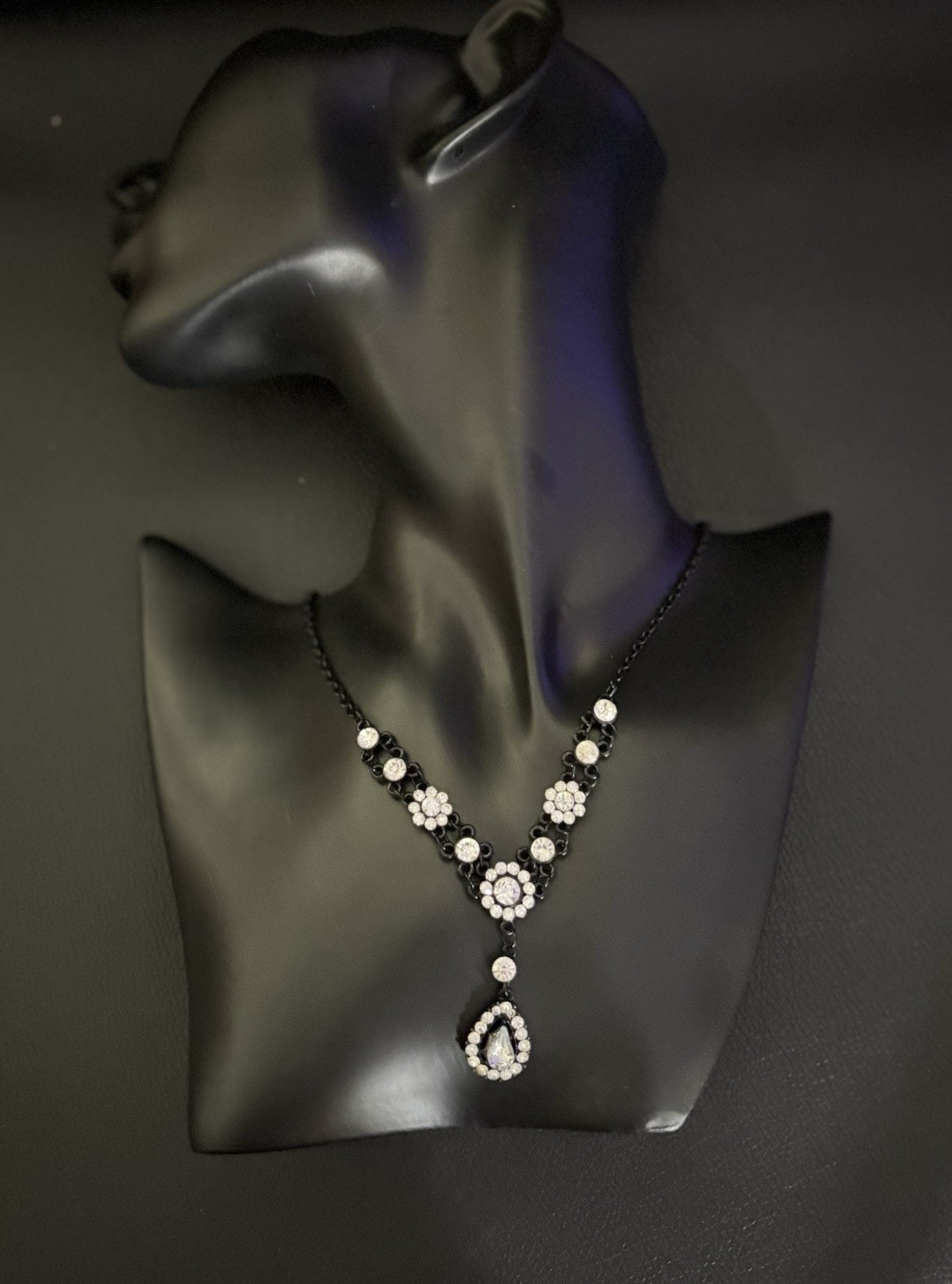 Rhinestone Flower Stunning Neckless. Perfect For Any Occasion