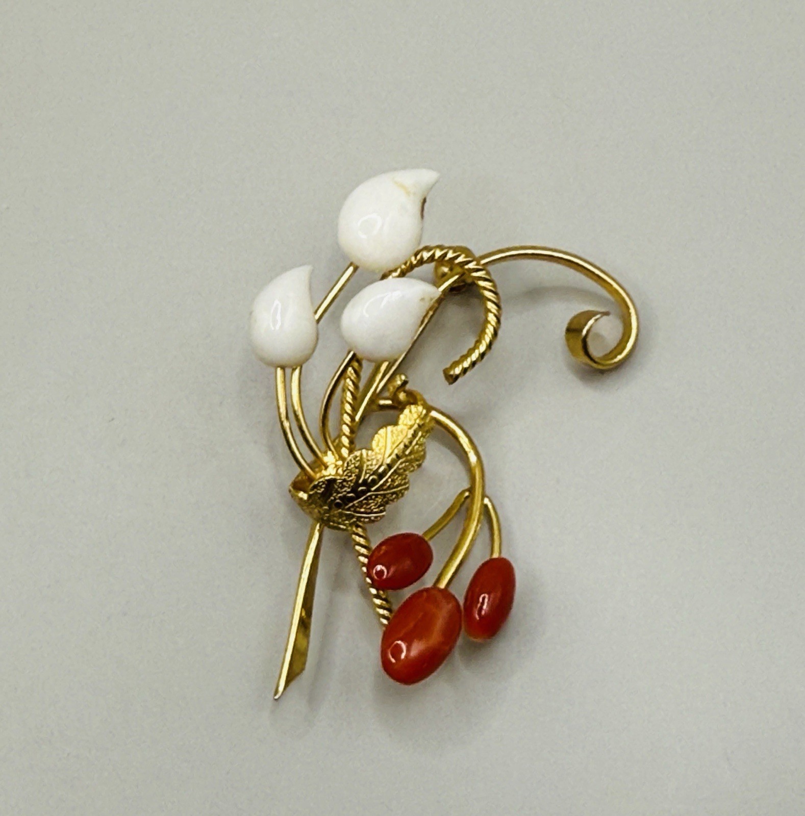 Vintage Gold Tone White Red Wire Floral Flower Brooch Pin