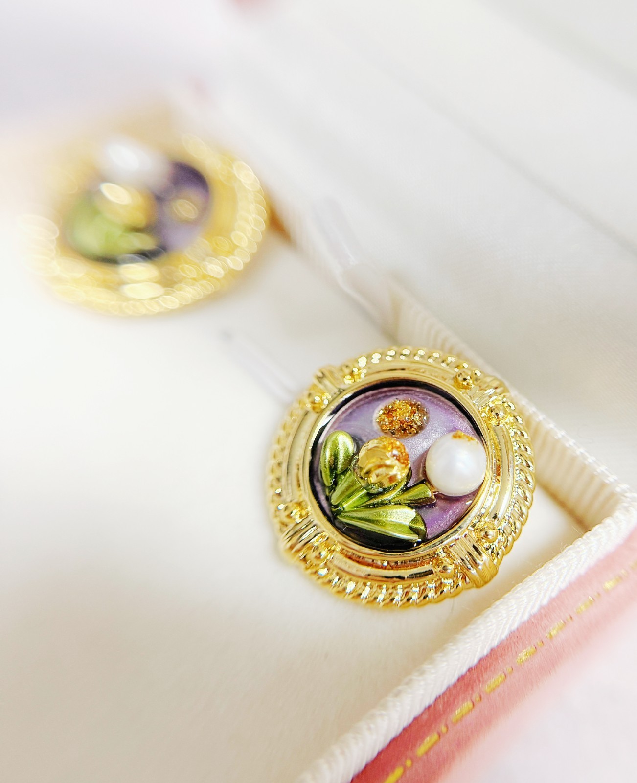 vintage gold earrings, White pearl earrings, floral earrings, gold stud earrings