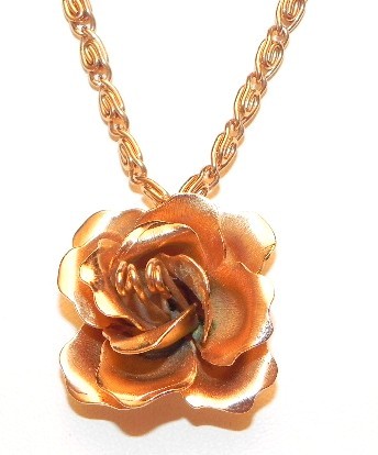 Vintage Giovanni Gold Tone 3D Rose Flower Pendant 23.5″ Chain Necklace Signed
