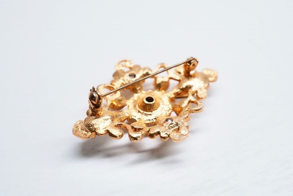 Vintage brooch rhinestone clear & pearls gold-toned Baroque style.
