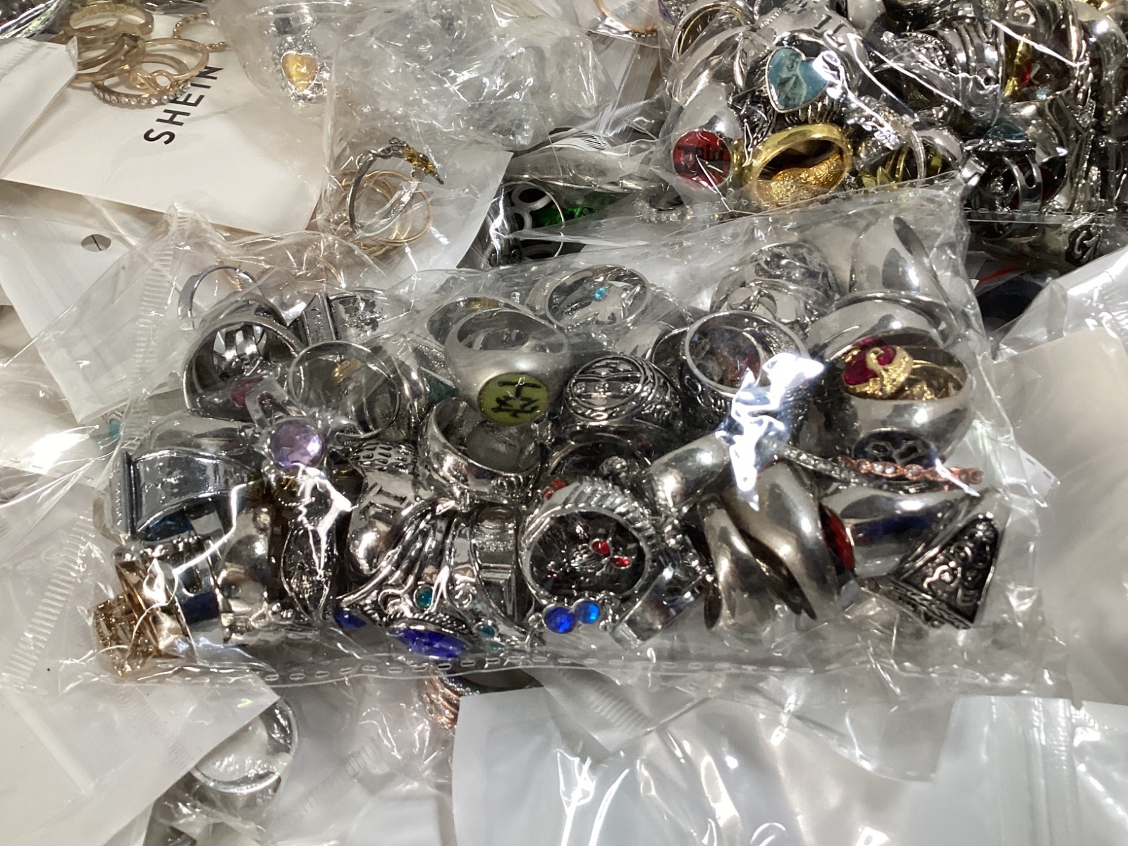 1lb Unsorted Modern Costume Rings Jewelry (M/F) Many Sizes Designs