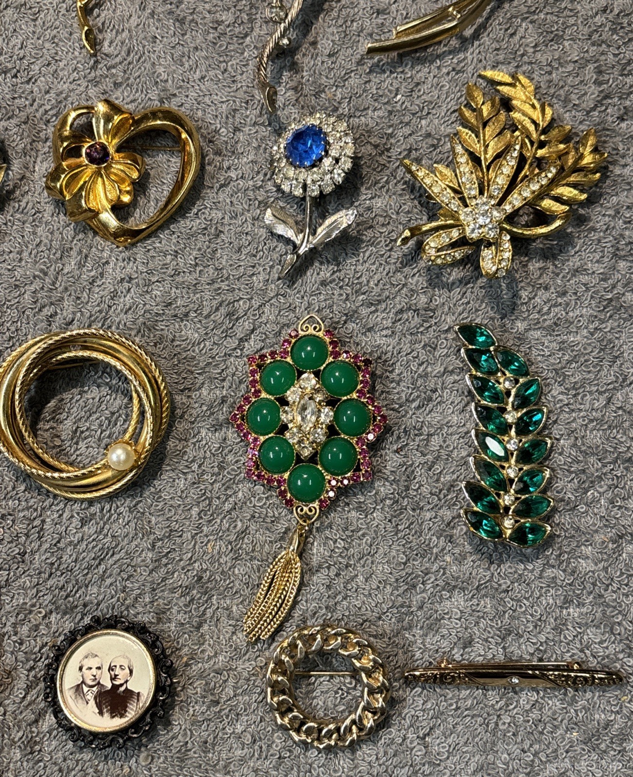 Vintage Brooch Lot Of 21 Brands Are Avon And Unbranded Sizes Range From 1 To 4in