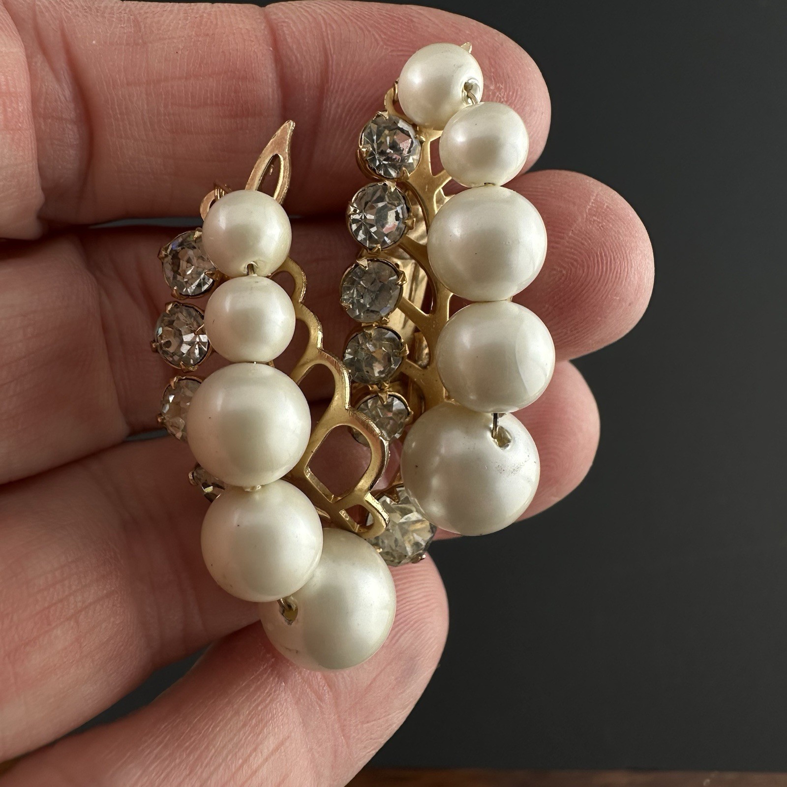 VTG Faux Pearl/Rhinestone Cluster Clip-On Earrings Gold Tone Statement 2″ Hi