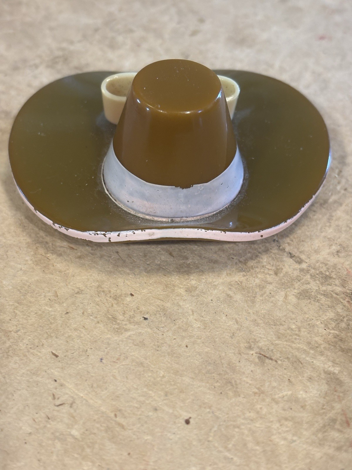 Rare Vintage Bakelite Pilgrim Hat Brooch Olive Green Brim Cream Bow 2 7/8”
