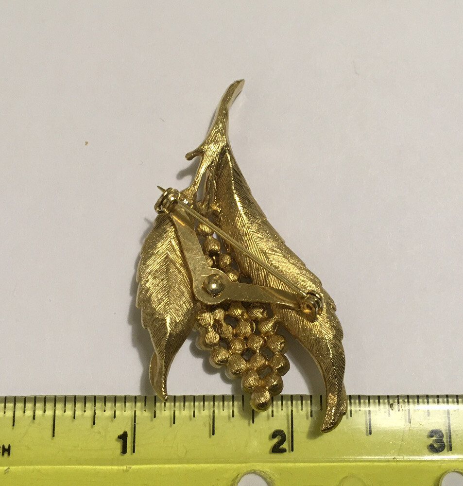 vintage Flower brooch. Gold Tone. Pearl Imitation. Ideal Condition. 2.5”x 1.5”.w