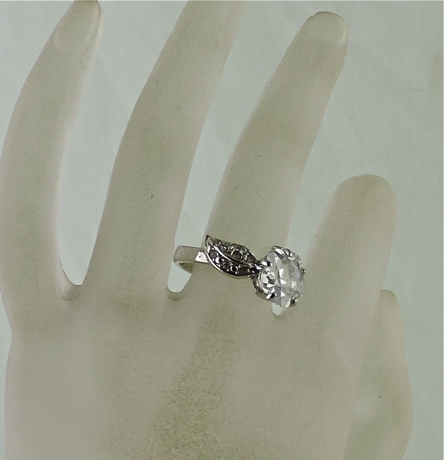 VINTAGE SILVER PLATED SOLITAIRE FLOWER ROUND CUT CRYSTAL RING SIZE 8
