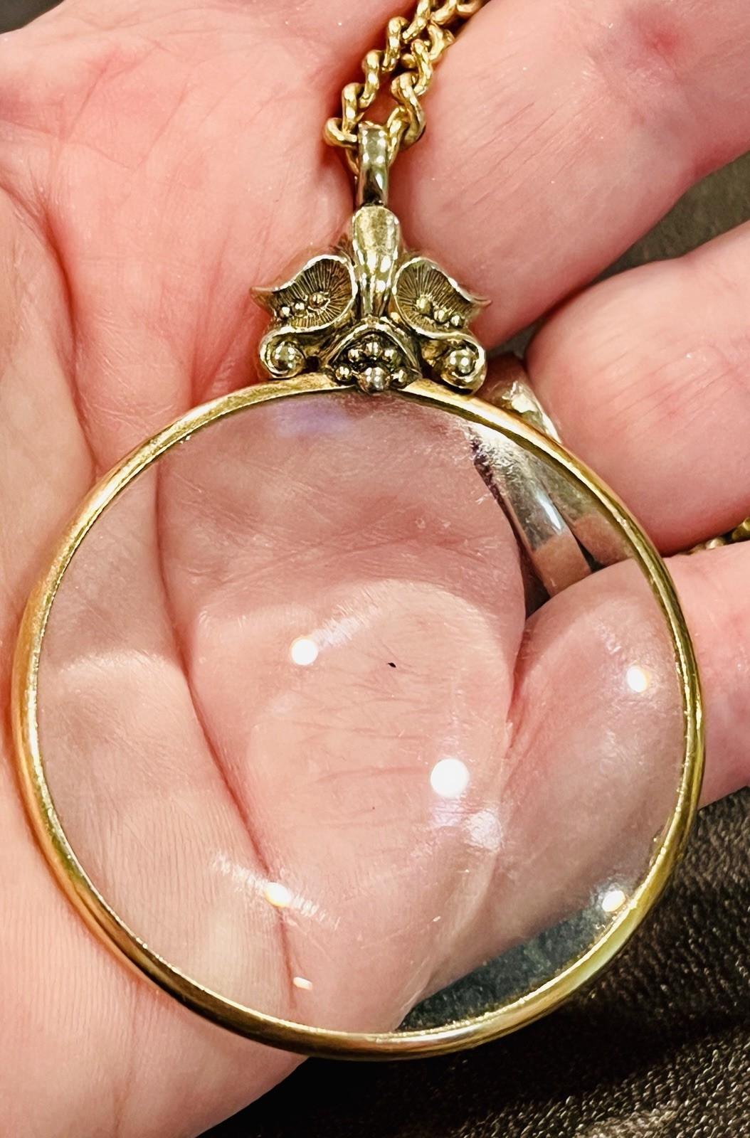 Vintage 70’s Avon Fleur de Lis Magnifying Glass Pendant Gold tone Chain Necklace