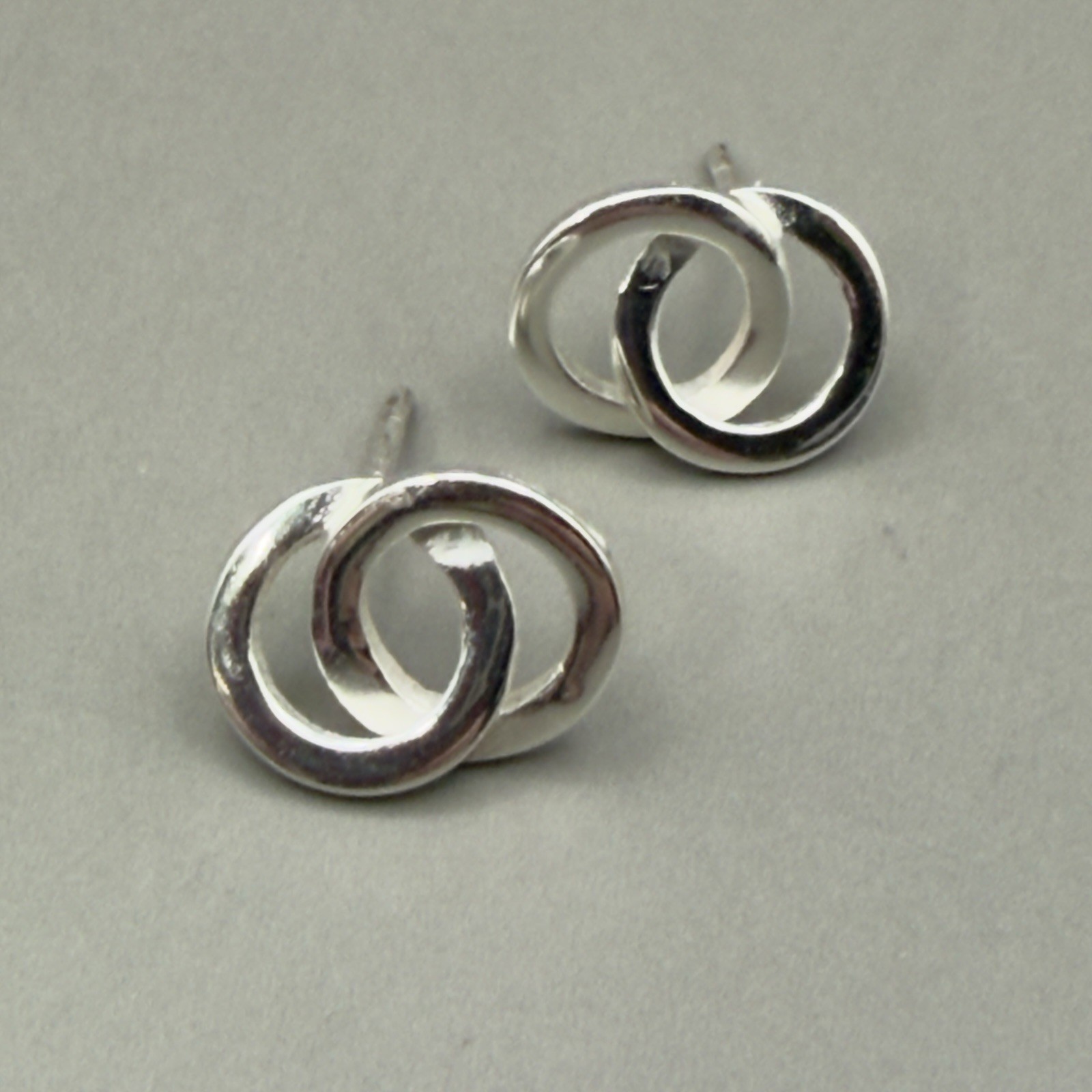 925 Sterling Silver Interlocking Circle Stud Earrings Dainty Modern Minimalist