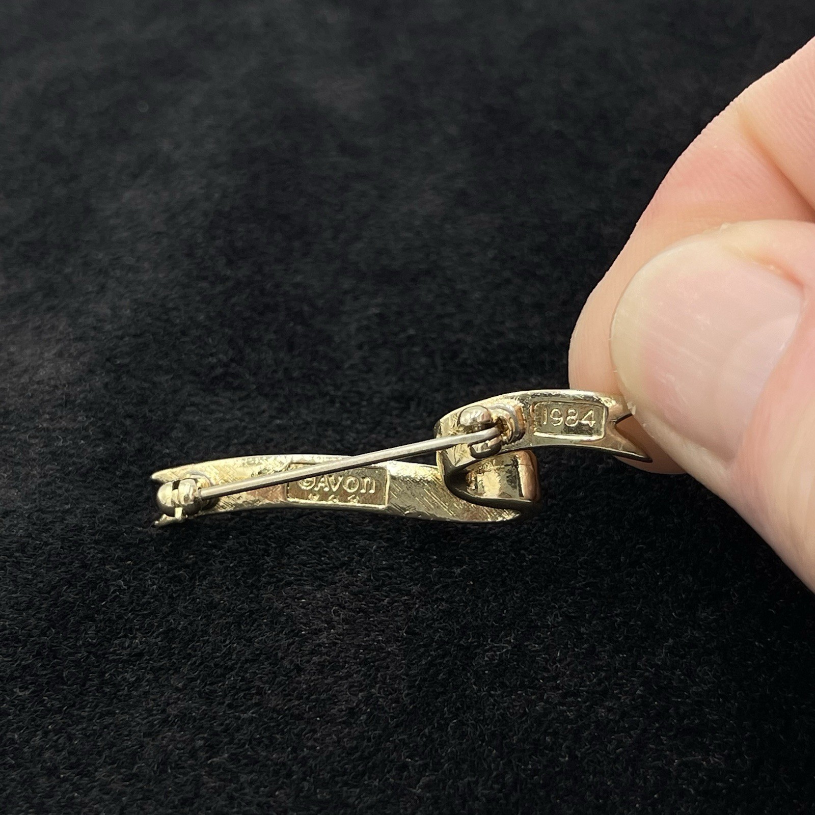 1984 Avon Gold Tone Ribbon Brooch with One Pearl