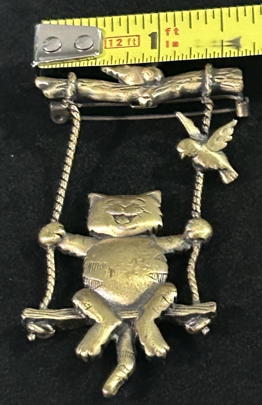 Vintage JJ Swinging Happy Cat Birds Brooch Pin Antique Brass Tone 3″ Long
