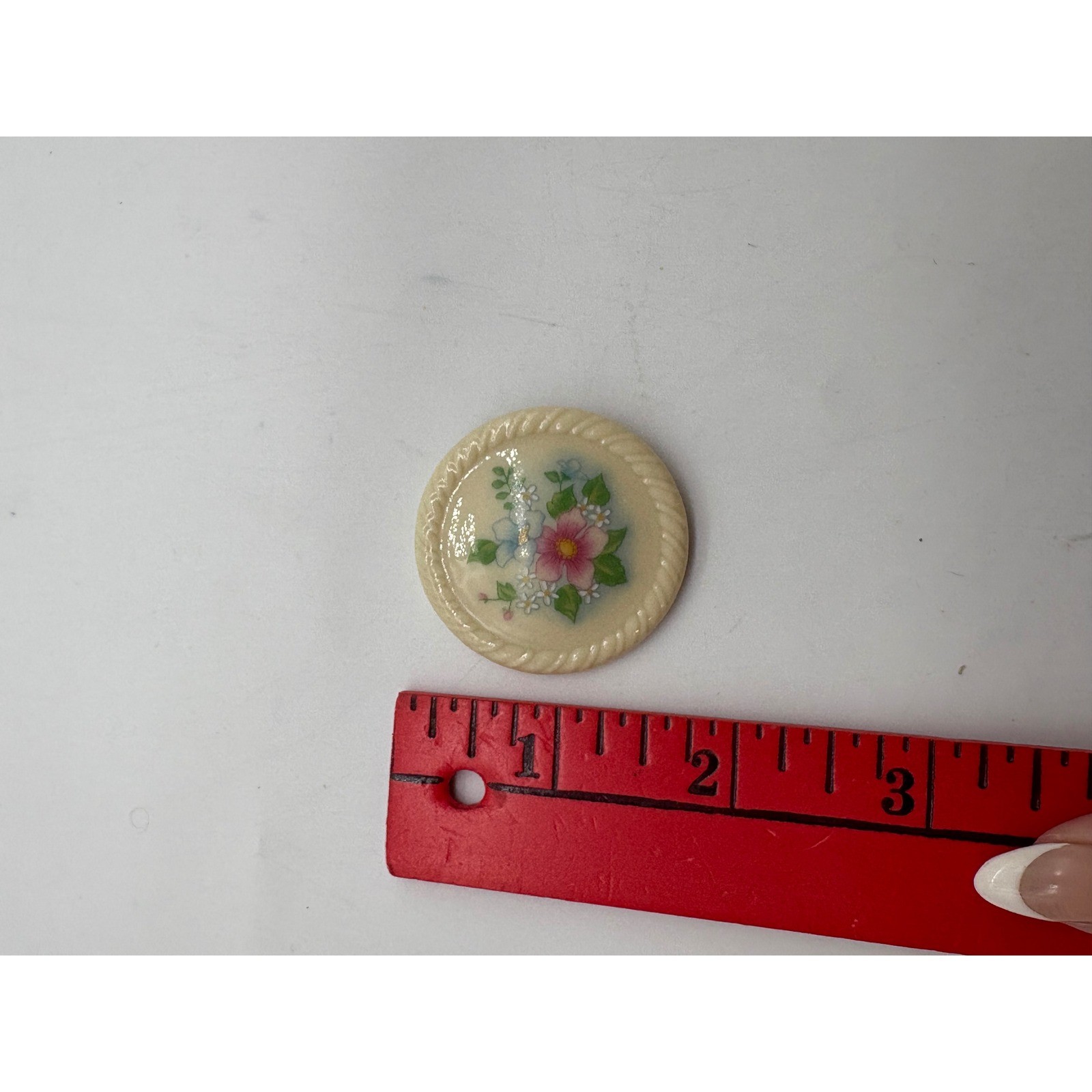Vintage Avon 1984 Ceramic Floral Brooch Spring Bouquet Round Cream Rope Pin J209