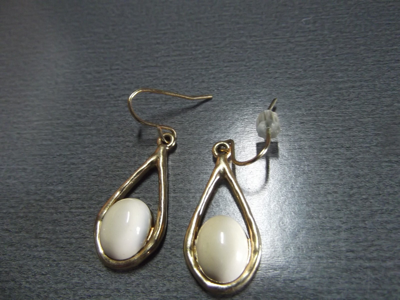 1 Pair Old 1″in Metal Gold Tone Tear Drop w/White Acrylic Stone Short Dangler