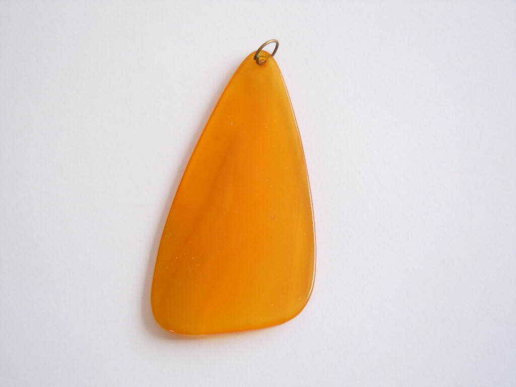 Bakelite Pendant Vintage Bakelite Tested 7.9 g / 7.2 X 3.8 X 0.3 cm