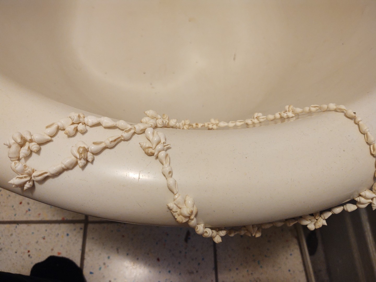 Vintage 1960’s-70’s Sun Bleached White Conch Shell Tassel 36″ Necklace