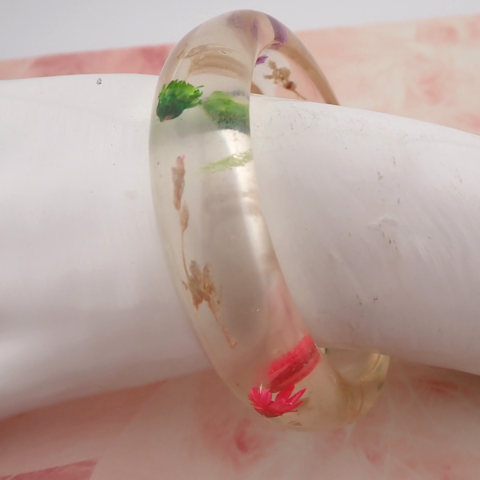 VTG 1960’s Clear Lucite Resin Dried Multicolor Flower 7 3/4″ Bangle Bracelet