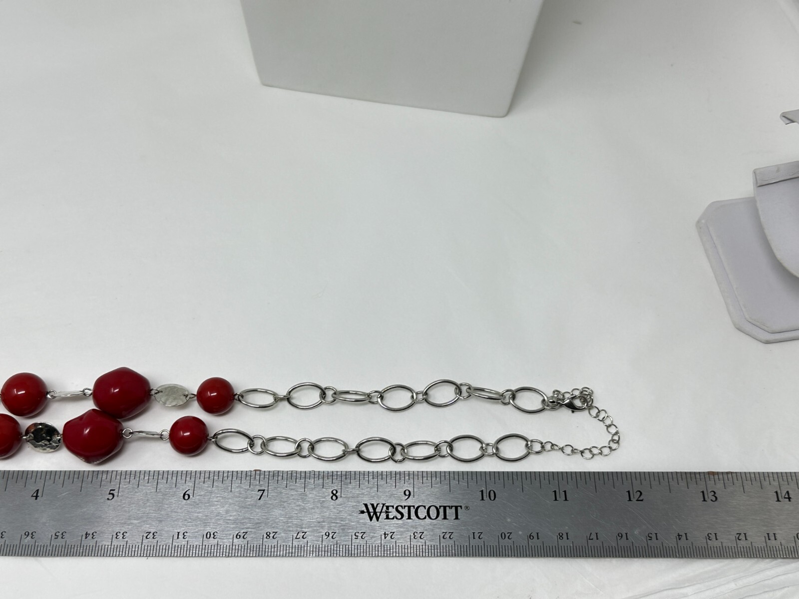 Beautiful Silvertone Hammered Texture Red Plastic Lucite Bead 19-22″ Necklace