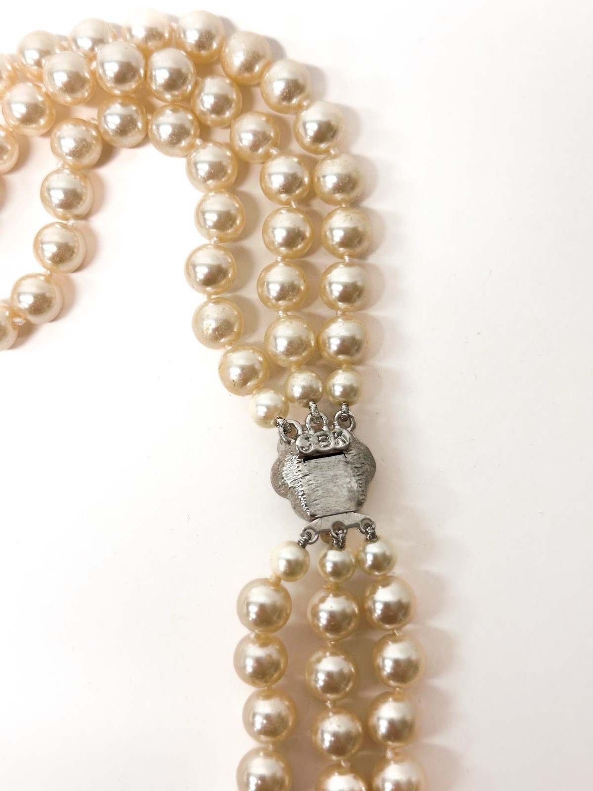 CAMROSE & KROSS JBK TRIPLE STRAND PEARL NECKLACE WITH FLOWER CLASP 27 INCHES