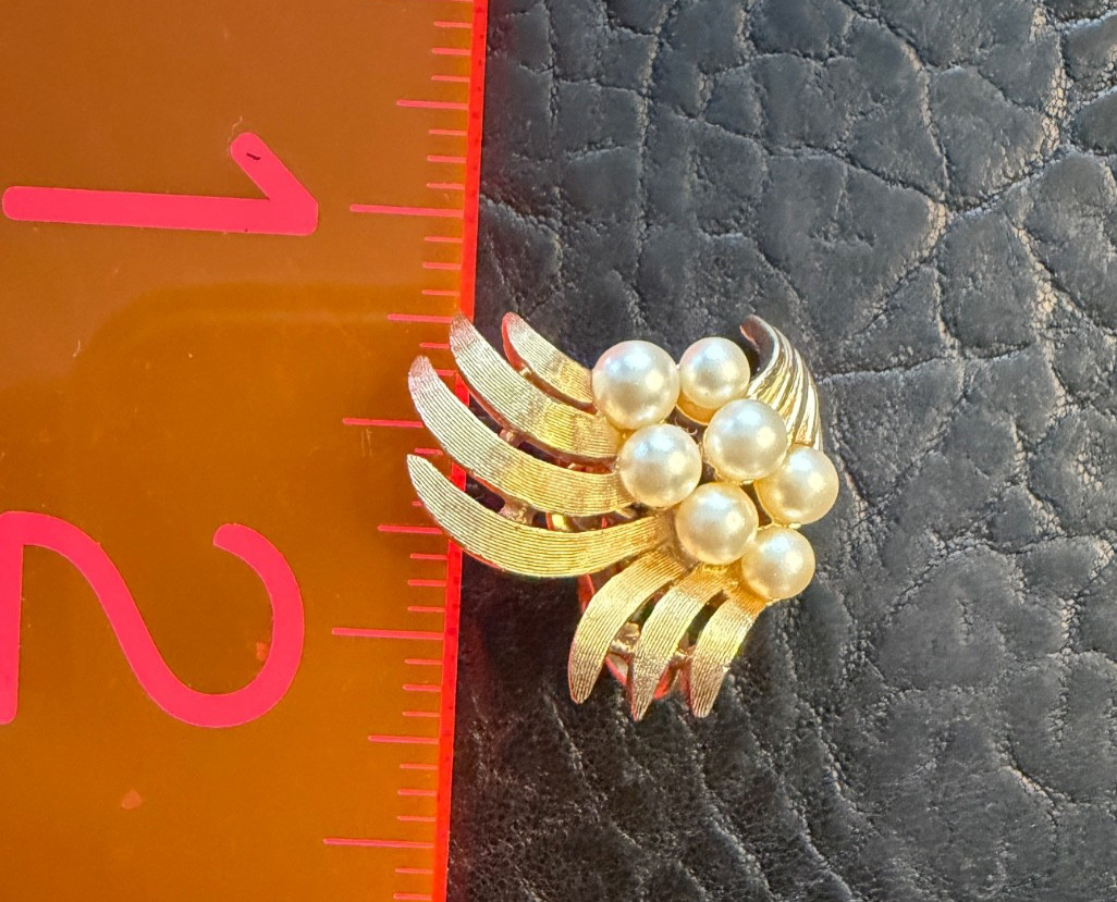 Vintage stunning Crown Trifari gold tone faux pearl spray clip on earrings